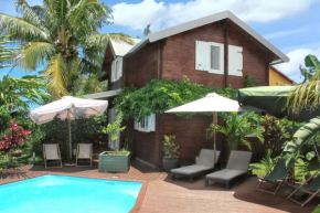Chalet spacieux et convivial à Vincendo avec piscine et jacuzzi.